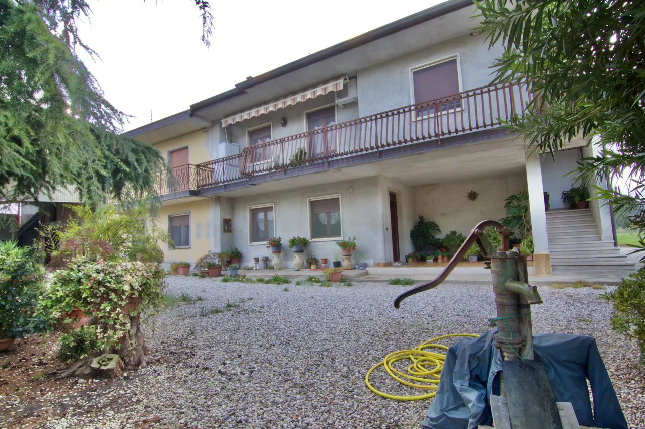 Ronco all'Adige: Casa indipendente con ampio terreno agricolo