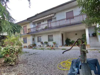 Ronco all'Adige: Casa indipendente con ampio terreno agricolo